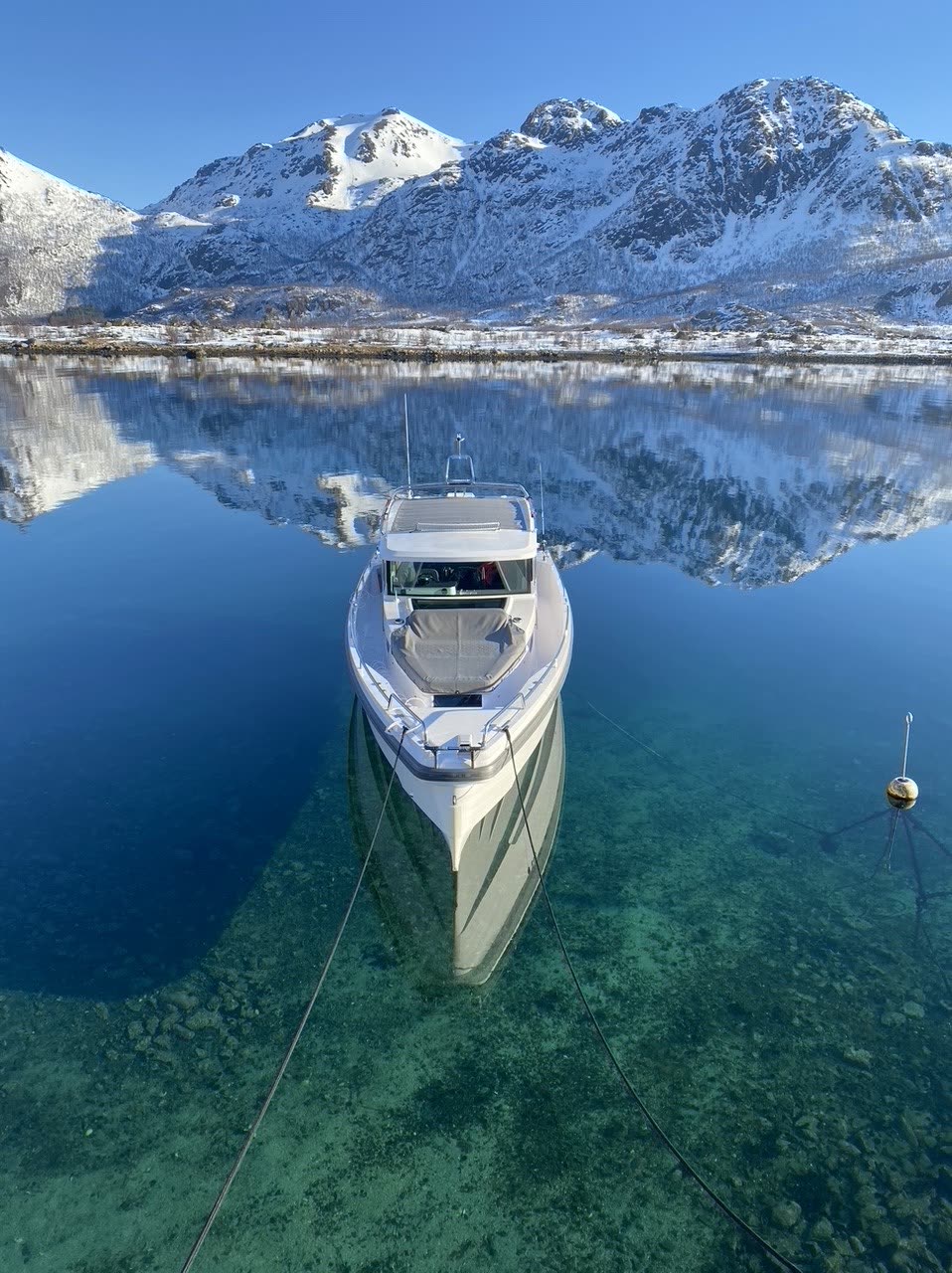 L’Axopar 37 amarré au port, prêt à embarquer les skis
