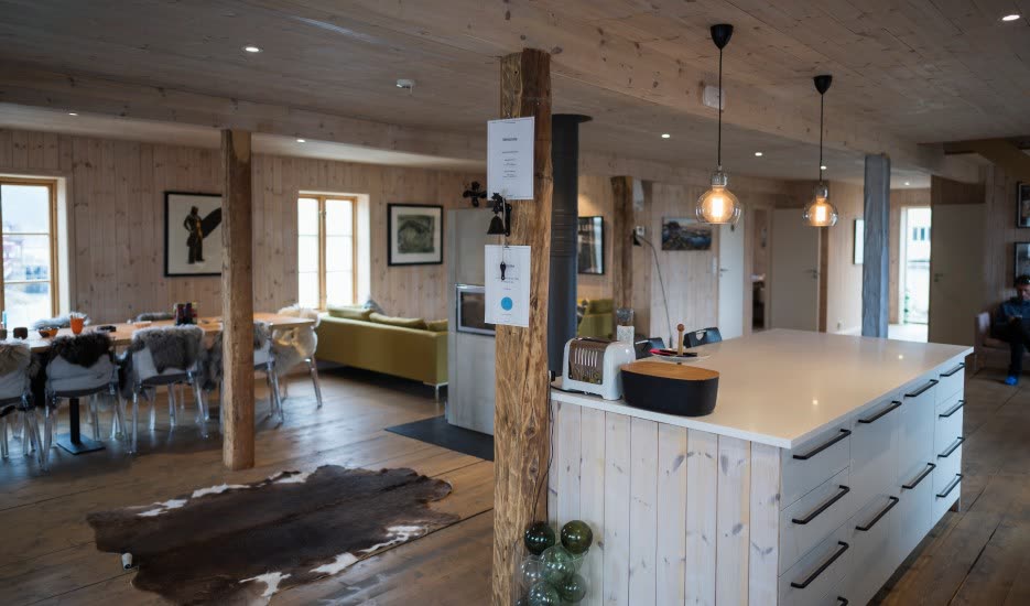 Intérieur du lodge : salon, cuisine et salle à manger