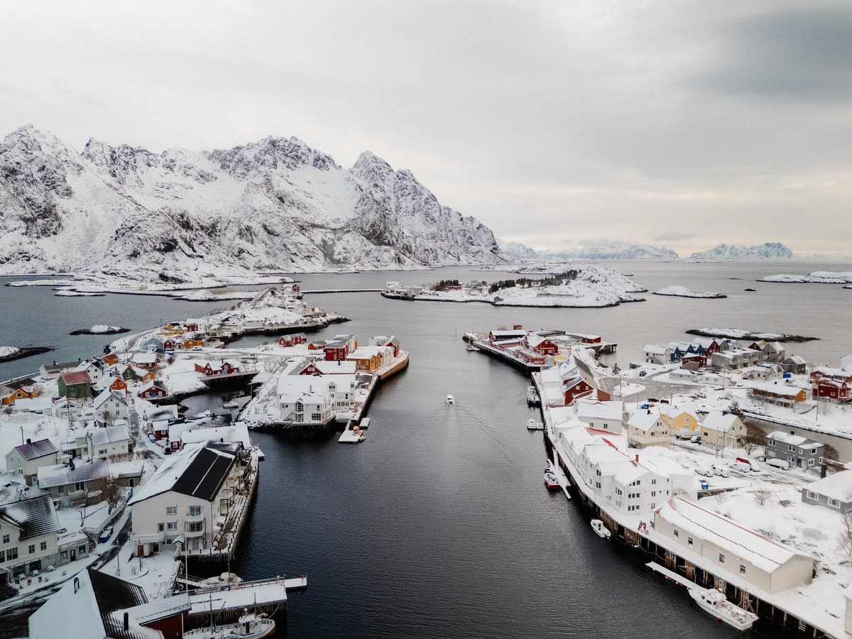 Panorama hivernal des îles Lofoten