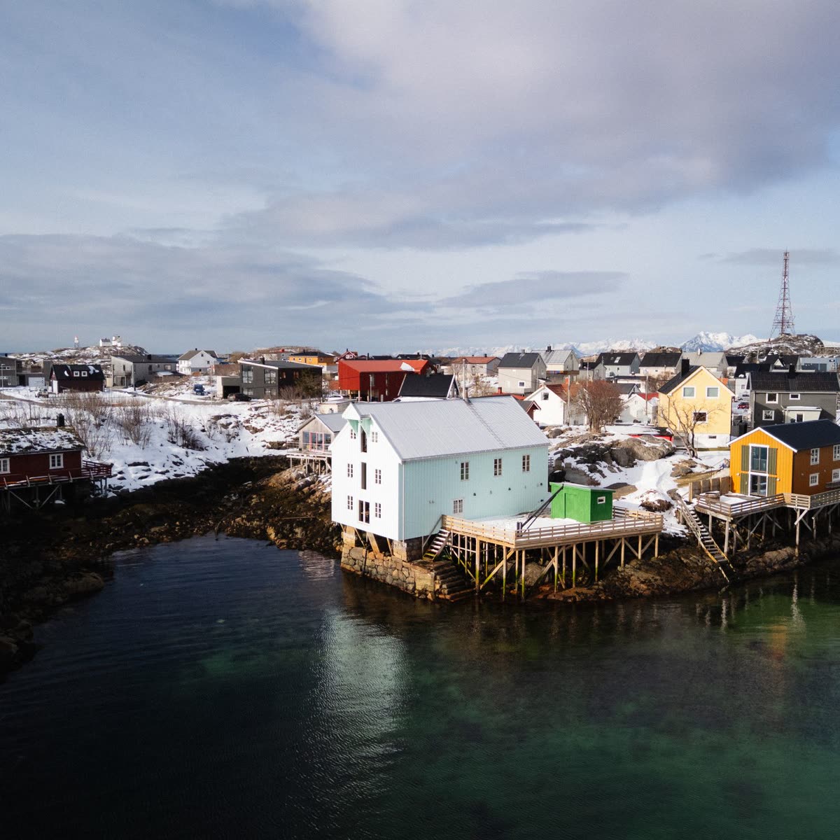 Maisons de pêcheurs de Henningsvær au-dessus de l’eau